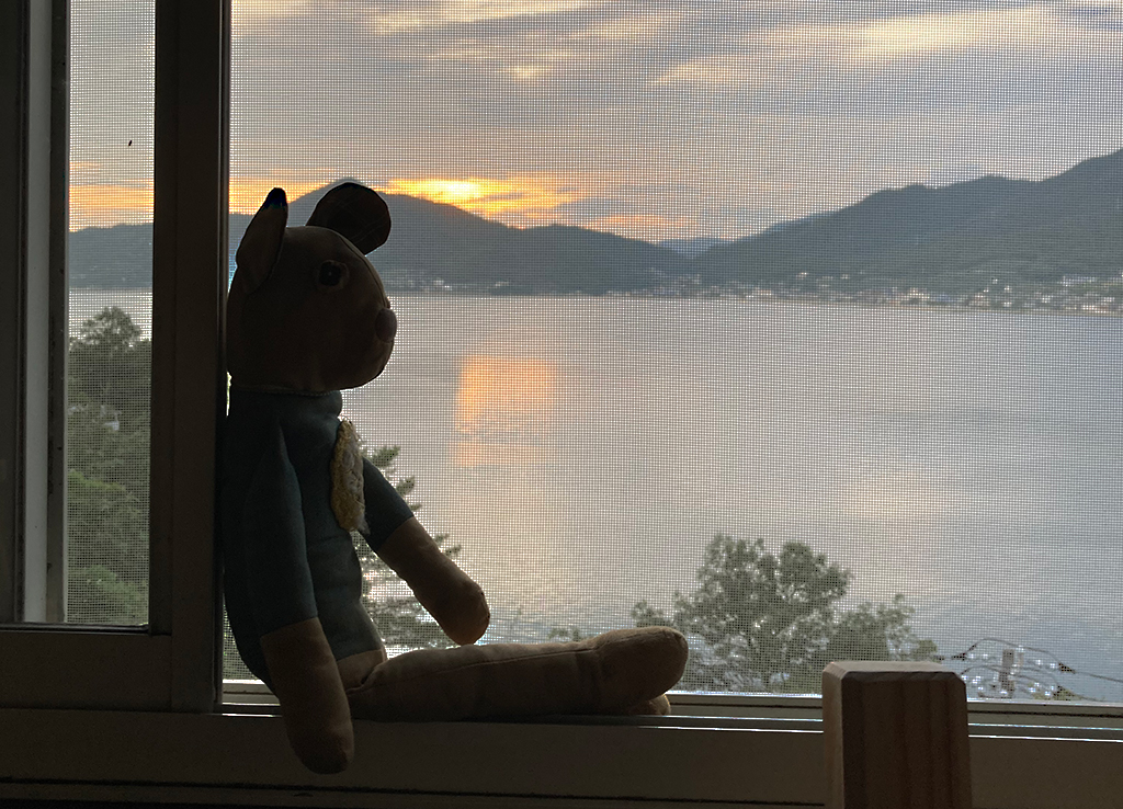Elle est retrouvée ! Quoi ? l’éternité. C’est la mer mêlée 　　　Au soleil.