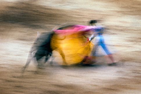 Ernst Haas「La Suerte de Capa, Pamplona, Spain 1956」
